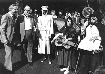 El 5 de junio de 1985, Camilo José Cela inició un nuevo viaje a la Alcarria, en esta ocasión acompañado por una modelo negra que hizo de  choferesa  en un Rolls-Royce.