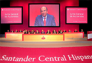Emilio Botín se dirige a los accionistas durante la junta, celebrada en el Palacio de Festivales de Santander. rnrn EFE