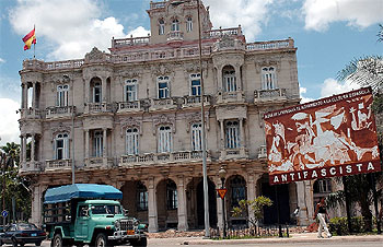 Imagen del  Guernica  instalado al lado de la Embajada de España en La Habana.
