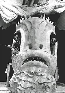 Salvador Dalí y Gala, en el pabellón  Sueño de Venus  (1939), en una fotografía de Eric Schaal.