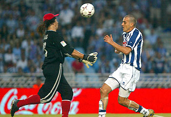 Mono Burgos corta de cabeza una llegada de Kovacevic.