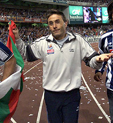 Raynald Denoueix parece disculparse ante la afición.