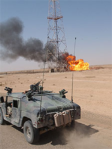 Tropas estadounidenses, ayer, ante el oleoducto incendiado en Hit.