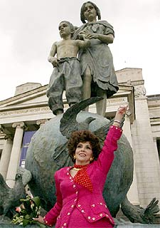 Gina Lollobrigida ante una de las esculturas que expone en Moscú.