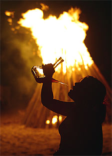 Miles de almerienses celebran la noche de San Juan