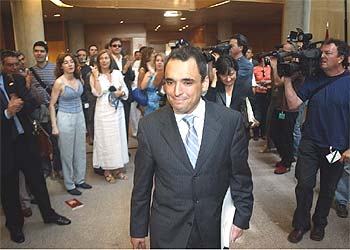 El socialista Rafael Simancas, ayer, en los pasillos de la Asamblea de Madrid.