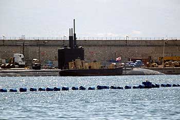 El submarino nuclear  USS Hampton , atracado ayer en el puerto de la base militar de Gibraltar.