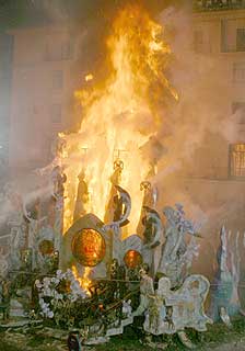 El fuego consume las 'fogueres' del 75 aniversario