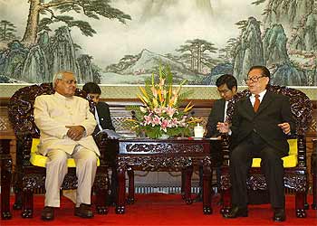 Atal Bihari Vajpayee (izquierda) conversa con Jiang Zemin, presidente de la Comisión Militar china.rnrnAFP