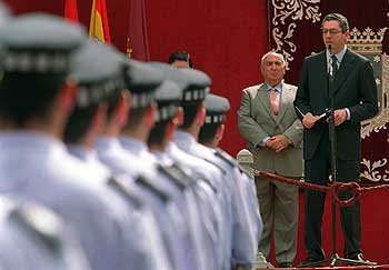 El alcalde, Alberto Ruiz-Gallardón, junto al delegado del Gobierno, Francisco Javier Ansuátegui, en los actos del patrón de la Policía Municipal.