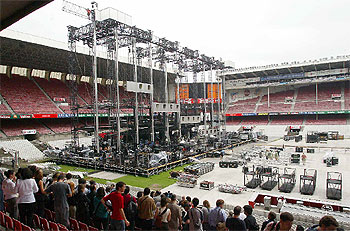 El montaje del escenario del concierto avanzaba ayer tarde en San Mamés.