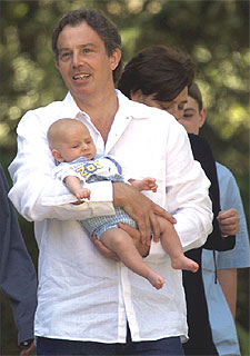 Tony Blair, con su hijo Leo en brazos, en 2000.