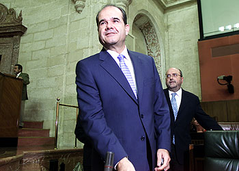 Manuel Chaves y José Caballos, ayer en la sede del Parlamento.