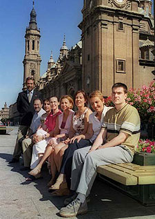 El equipo de la  web  de Zaragoza, con su alcalde, Juan Alberto Belloch.