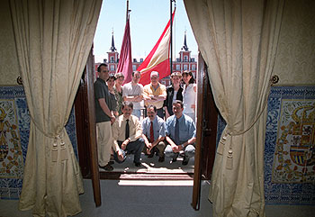 El equipo técnico de la página de Madrid, en la plaza Mayor.