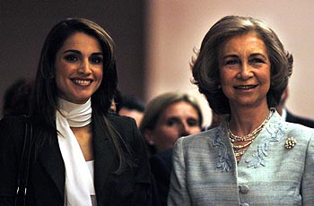 La reina Rania de Jordania y la reina Sofía, ayer, en el Museo de Bellas Artes de Valencia.