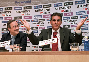 Jorge Valdano y Florentino Pérez sonríen ante las plabras de Carlos Queiroz, ayer durante su presentación.