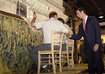 El príncipe Felipe saluda a dos artesanos en la feria del mueble que se celebra en Moscú.
