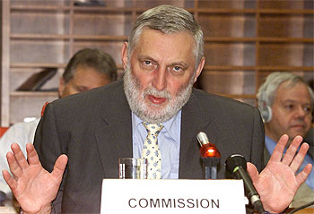 El comisario de Agricultura, Franz Fischler, en su comparecencia de ayer en Luxemburgo.