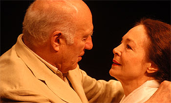 Michel Piccoli y Natasha Parry, en el montaje de Peter Brook  Tu mano en la mía,  en el teatro Micalet, de Valencia.