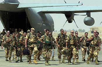 Tropas italianas desembarcan ayer al sur de la ciudad iraquí de Nasiriya.