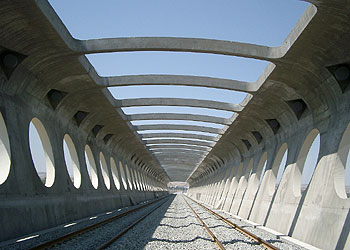 Vista interior del tramo principal del puente sobre el río Ebro en OserarnrnJavier Manterola.