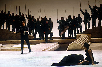 Escena de la representación de la ópera 'Tancredi', de Rossini, dirigida por Pier Luigi Pizzi.