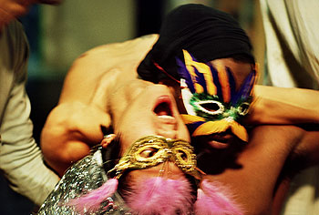 Los bailarines Quain Bui Ngoc y Michael Lumana en 'Wolf'.