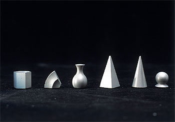 Figuras de Man Ray en la exposición  El arte del ajedrez , en la Gilbert Collection de Londres.