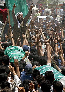 Entierro de militantes de Hamás abatidos por Israel ayer en Gaza.