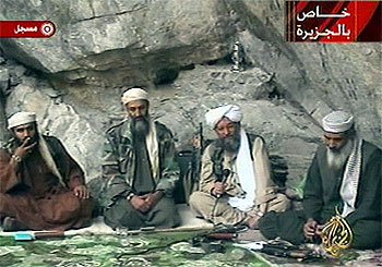 Abu Gait, Bin Laden y Al Zawahiri (de izquierda a derecha), en una grabación emitida por Al Yazira en octubre de 2001.