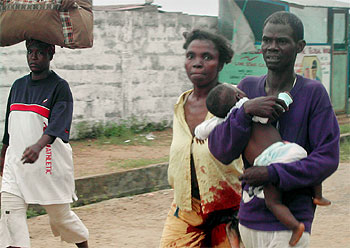Varios civiles huyen el miércoles del complejo de la Embajada estadounidense en Monrovia, tras un ataque.