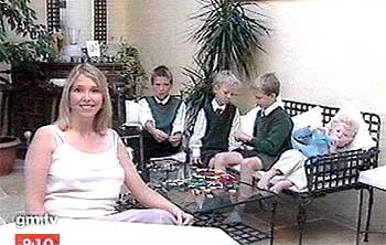 Nicola Chenery, con sus cuatro hijos, en una imagen de la  televisión británica GMTV.