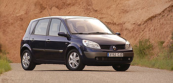 El nuevo Scénic mantiene el aire de familia del Mégane, pero con una zaga menos radical. El diseño del frontal y la parte trasera aportan una línea más estilizada y sin la imagen de furgoneta del modelo anterior.