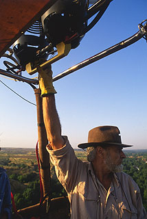 Jesús González Green, al mando del globo sobre las dehesas madrileñas.rnrnO