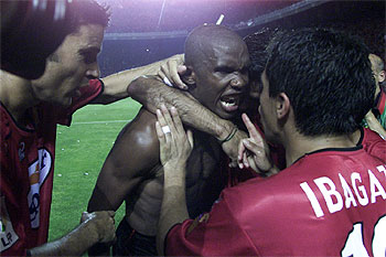 Eto'o celebra unos de sus goles abrazado por sus compañeros, mientras Ibagaza le habla.