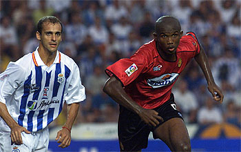 Eto'o se escapa por coraje, técnica y velocidad de Benítez.