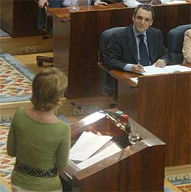 Rafael Simancas sigue la intervención de la portavoz del PP, Esperanza Aguirre (de espaldas).