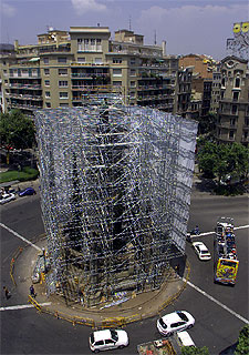 Barcelona lava la cara a la escultura de Verdaguer
