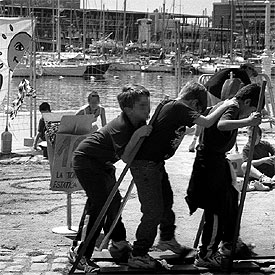 Un grupo de niños jugando en Barcelona.