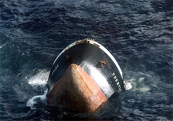 Momento del hundimiento del  Prestige  a 250 kilómetros de la costa atlántica de Galicia, el pasado 19 de noviembre.