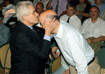Pasqual Maragall saluda con un beso en la frente al alcalde de San Sebastián, el socialista Odón Elorza. rnrn EFE