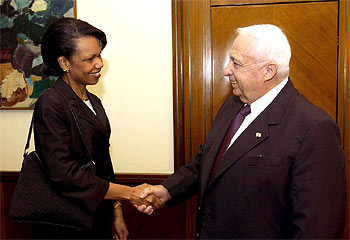 Condoleezza Rice saluda al primer ministro de Israel, Ariel Sharon.