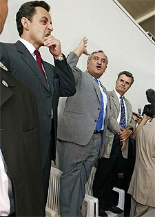 Sarkozy, izquierda, y Raffarin, en un mitin frustrado en Córcega.