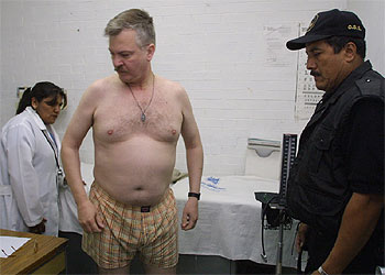 Cavallo, durante su examen médico en México, horas antes de su extradición a España.rnrn rnrn CARLOS RAMOS MAMAHUA