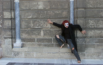 Fabienne Larroque, ayer, en el espectáculo de danza   Krisis   en los Reales Alcázares de Sevilla, que dio comienzo al festival de Itálica.