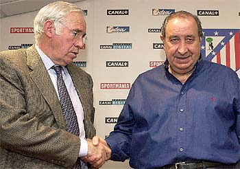 Luis y Gil se saludan hace un año, tras renovar aquél su contrato con el Atlético por dos temporadas.