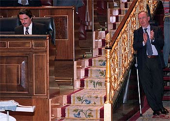 El vicepresidente segundo del Gobierno, Rodrigo Rato, aplaude tras la intervención de José María Aznar en el pleno de ayer.