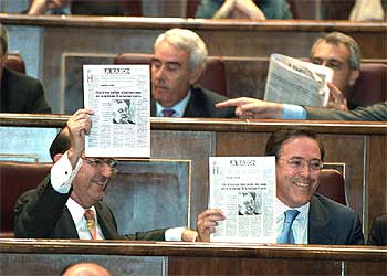 Parlamentarios del PP esgrimen una entrevista en la que el diputado socialista y ex presidente de la Comunidad de Madrid Joaquín Leguina afirmó ayer: 