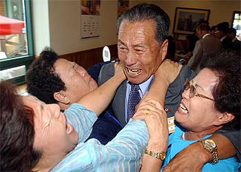 Familias coreanas separadas desde 1953 se reúnen, ayer, en un hotel norcoreano en la VII sesión de reencuentro.
